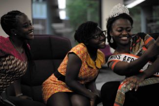 Joleen Evans | Argonaut
Sophomore Ayomipo Kayode-Papoola (middle) hangs out with friends sophomore Sami Olape (left) and senior Olivia Balemba (right) in the UI Library.
