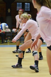 Nathan Romans | Argonaut Sophomore defensive specialist Terra Varney prepares for a dig during Idaho's 3-0 loss to Idaho State University Saturday at Memorial Gym.