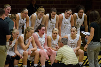Jose Bendeck | Argonaut Coach Jon Newlee addresses the Vandal women's basketball team  at Tuesday's match with Centeral Washington