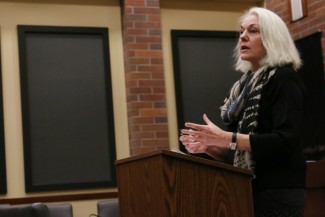 Caden Fields-Brown | Argonaut Jacqui Banaszynski, Pulitzer Prize-winning writer, speaks about the ethics of storytelling Thursday in the Law courtroom.