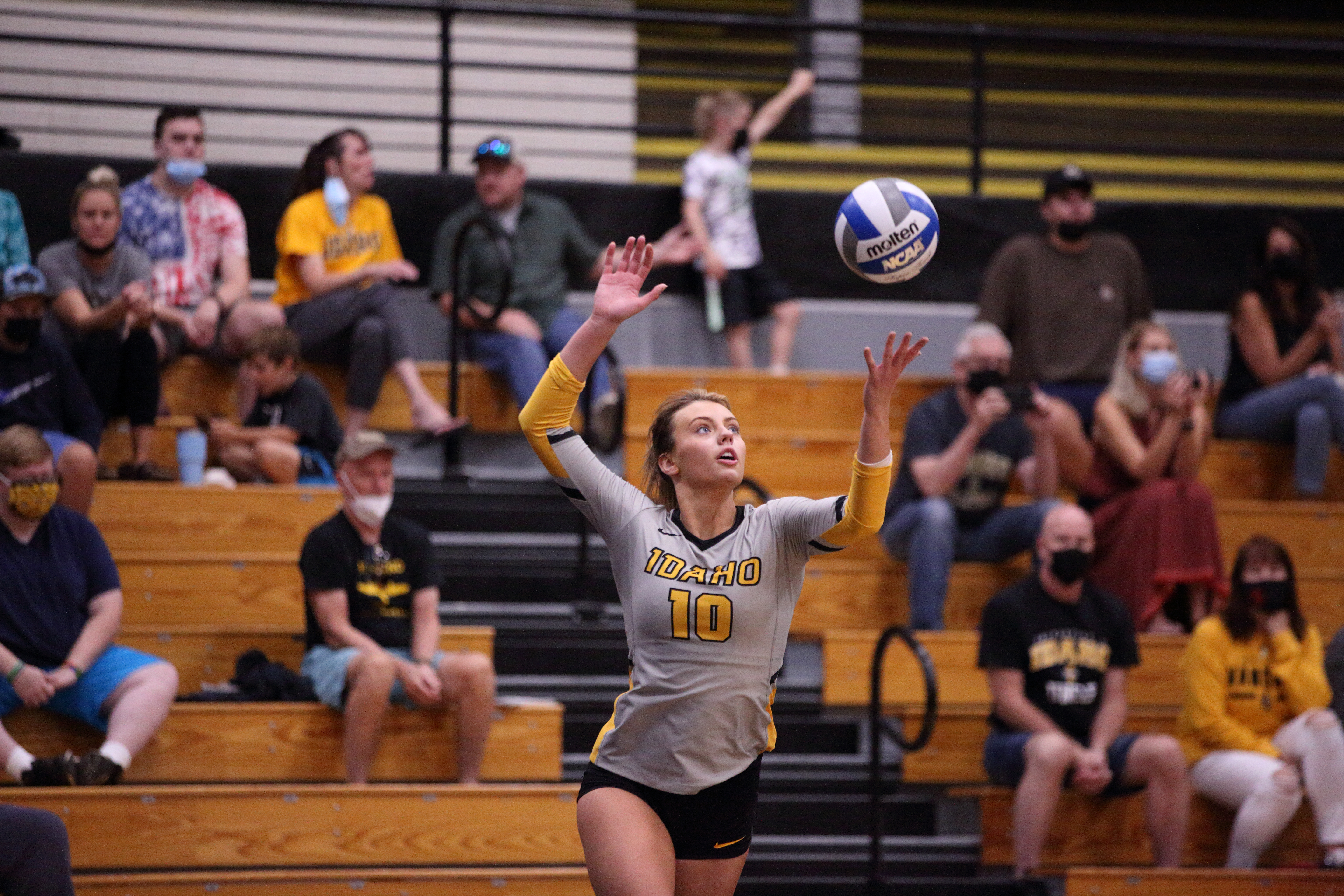 Senior outside hitter Allison Munday serves in front of a crowd of masked spectators in the game against the Nevada Wolf Pack on Aug. 28, 2021. Cody Roberts | Argonaut