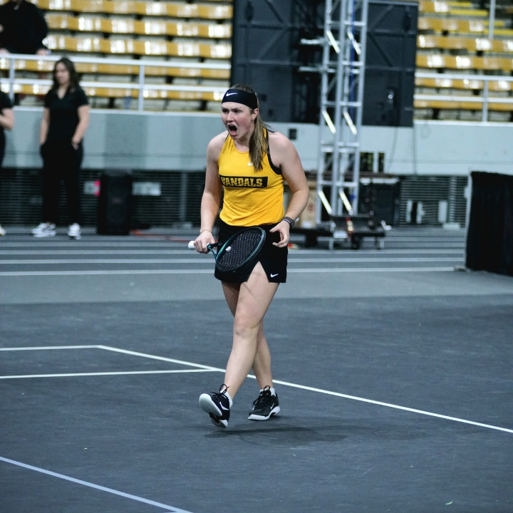 Vandals split opening road weekend with Oregon and New Mexico State